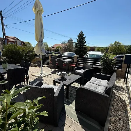 Rose 14 Food & Apartman *